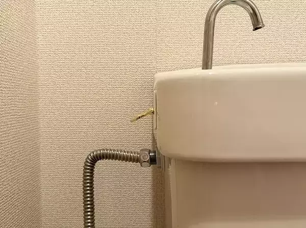 トイレに100均の『スマホリング』を貼ったら快適！　悩みを解決してくれる活用法【2選】