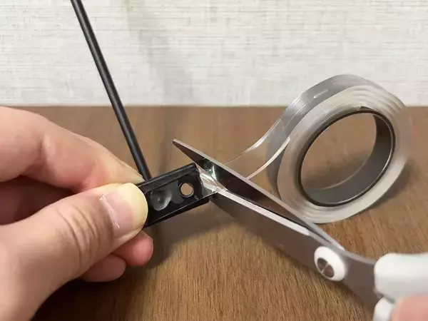 ゴミ箱横に『ゲルテープ』を貼るのが正解！　100均アイテムと組み合わせたら、ゴミ袋の取り換えがラクに