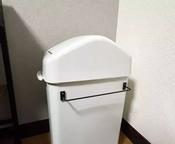 ゴミ箱横に『ゲルテープ』を貼るのが正解！　100均アイテムと組み合わせたら、ゴミ袋の取り換えがラクに