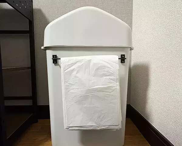 ゴミ箱横に『ゲルテープ』を貼るのが正解！　100均アイテムと組み合わせたら、ゴミ袋の取り換えがラクに