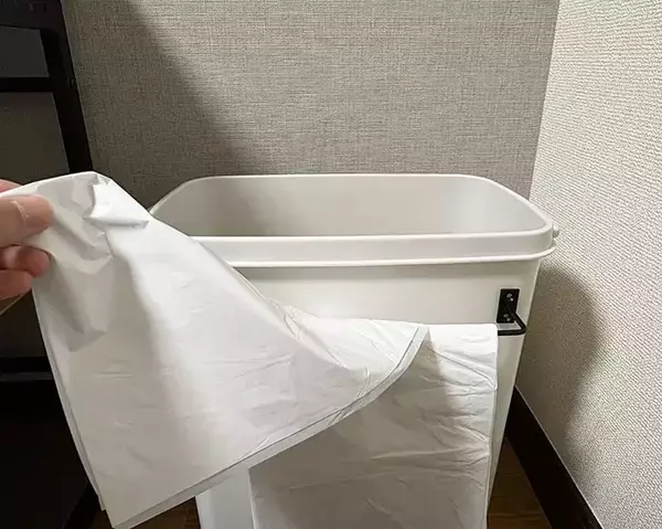 ゴミ箱横に『ゲルテープ』を貼るのが正解！　100均アイテムと組み合わせたら、ゴミ袋の取り換えがラクに