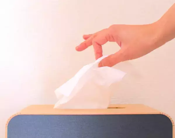 余った『紙袋』が家中ですぐ役立つ！　切って冷蔵庫の側面に貼るだけの裏ワザ【再利用4選】