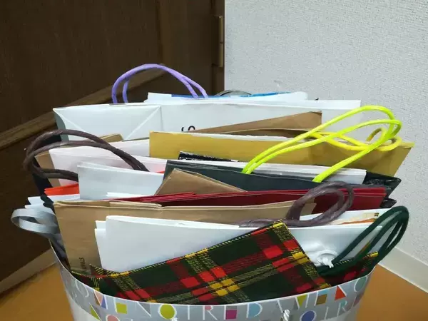 余った『紙袋』が家中ですぐ役立つ！　切って冷蔵庫の側面に貼るだけの裏ワザ【再利用4選】