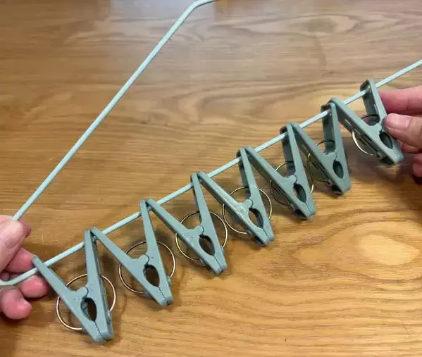 根元をほどいた針金ハンガー　思わぬ使い道が目からウロコ！