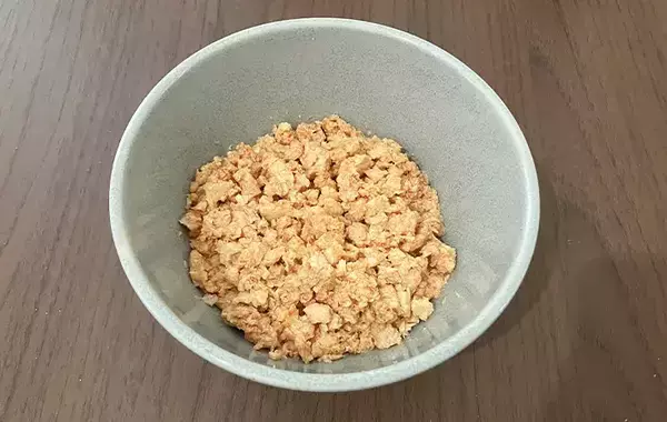 余った豆腐をしぼって冷凍庫へイン！　冷凍そぼろに「5日連続で食べちゃった」