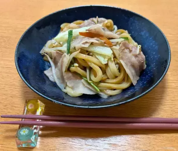 冷凍うどんに具材を重ねてチンするだけ　フライパンを使わない「絶品焼きうどん」
