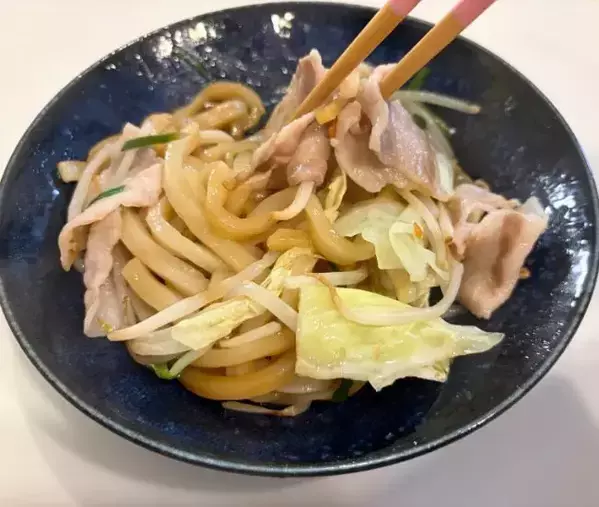 冷凍うどんに具材を重ねてチンするだけ　フライパンを使わない「絶品焼きうどん」