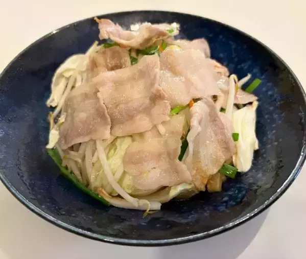 冷凍うどんに具材を重ねてチンするだけ　フライパンを使わない「絶品焼きうどん」