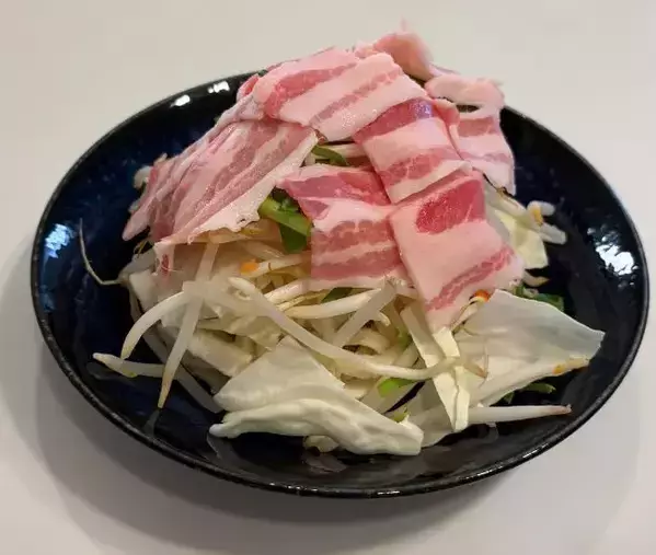 冷凍うどんに具材を重ねてチンするだけ　フライパンを使わない「絶品焼きうどん」