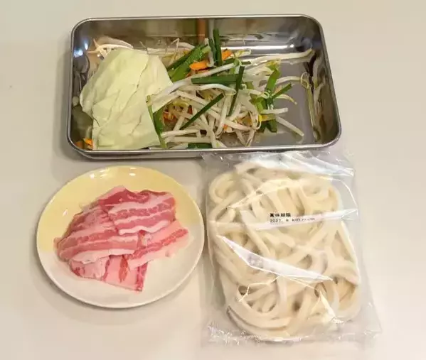 冷凍うどんに具材を重ねてチンするだけ　フライパンを使わない「絶品焼きうどん」