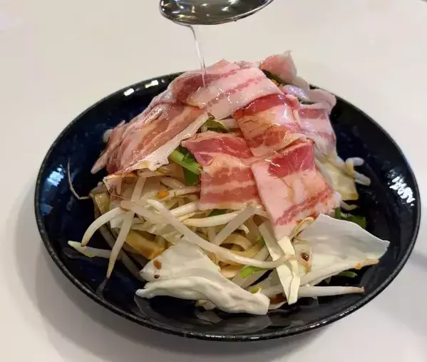 冷凍うどんに具材を重ねてチンするだけ　フライパンを使わない「絶品焼きうどん」