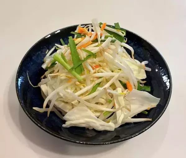 冷凍うどんに具材を重ねてチンするだけ　フライパンを使わない「絶品焼きうどん」