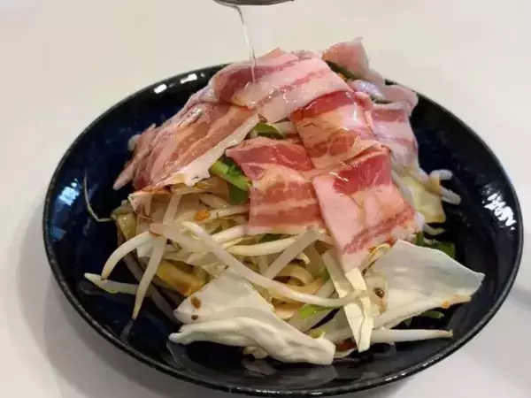 冷凍うどんに具材を重ねてチンするだけ　フライパンを使わない「絶品焼きうどん」