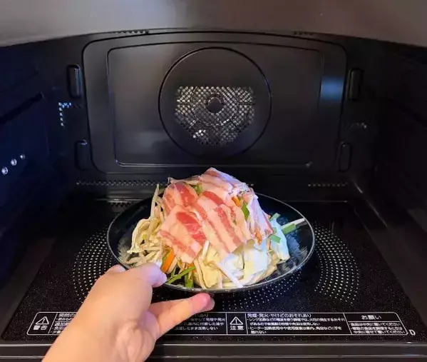 冷凍うどんに具材を重ねてチンするだけ　フライパンを使わない「絶品焼きうどん」