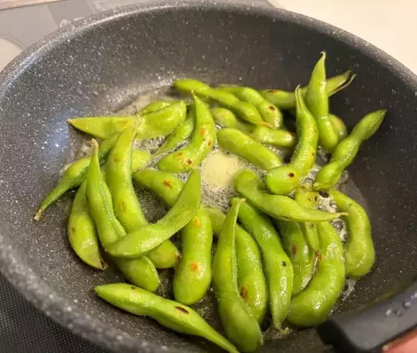 今夜の晩酌は「焼き枝豆」にしてみない？　香ばしいごま油とバターのコクがたまらない