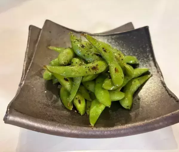 今夜の晩酌は「焼き枝豆」にしてみない？　香ばしいごま油とバターのコクがたまらない
