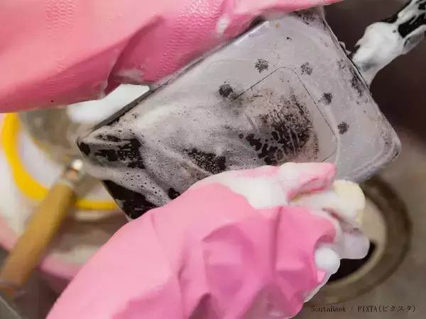 ベタついたゴム手袋、元の状態に戻せる？　メーカーにお手入れ法を聞いた