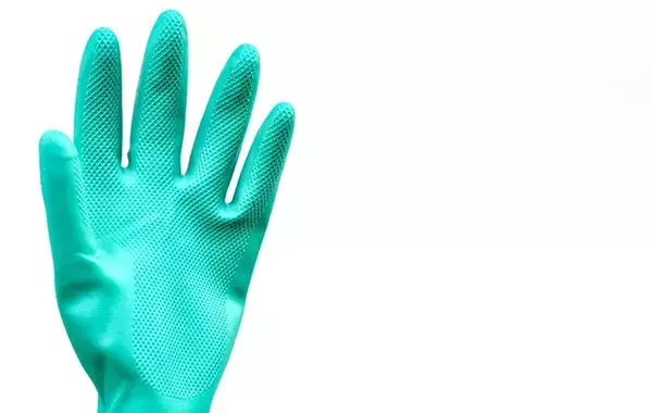 ベタついたゴム手袋、元の状態に戻せる？　メーカーにお手入れ法を聞いた
