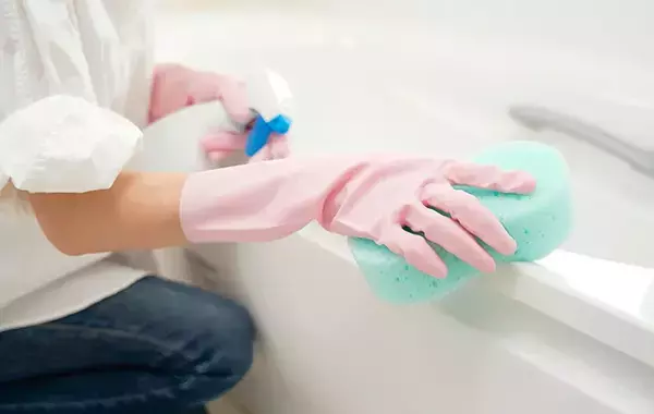 ベタついたゴム手袋、元の状態に戻せる？　メーカーにお手入れ法を聞いた