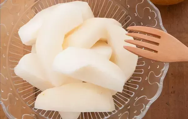 スーパーで梨を買うなら『緑』『赤茶』どっちがいい？　プロに選び方を聞いた