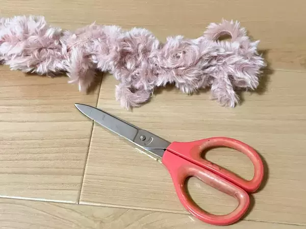 セリアの『滑り止めシート』に毛糸を結ぶだけ！ 20分でできる「フワフワマット」