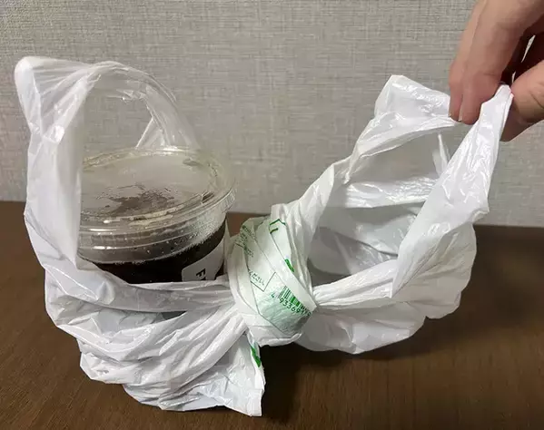 コーヒーを入れたビニール袋は『2回ひねる』と便利！　持ち運びに役立つ裏ワザ
