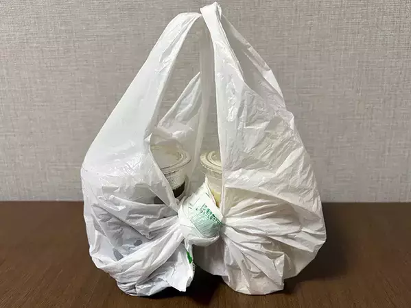 コーヒーを入れたビニール袋は『2回ひねる』と便利！　持ち運びに役立つ裏ワザ