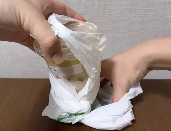 コーヒーを入れたビニール袋は『2回ひねる』と便利！　持ち運びに役立つ裏ワザ
