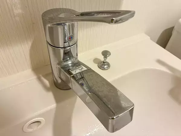 余った『炭酸水』が掃除に便利！　蛇口に吹きかける『1分ワザ』