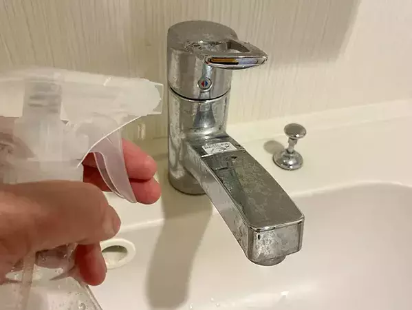 余った『炭酸水』が掃除に便利！　蛇口に吹きかける『1分ワザ』