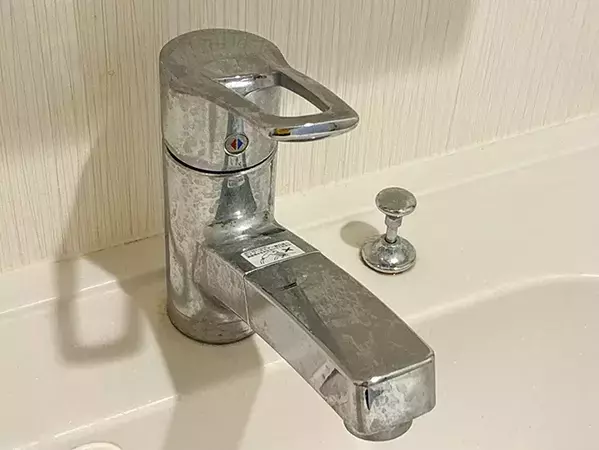 余った『炭酸水』が掃除に便利！　蛇口に吹きかける『1分ワザ』