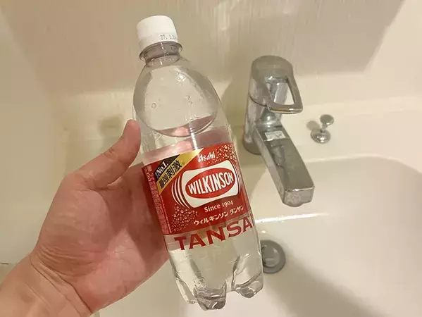 余った『炭酸水』が掃除に便利！　蛇口に吹きかける『1分ワザ』