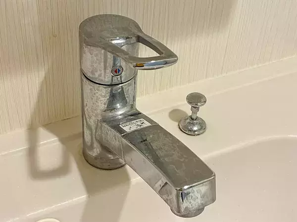 余った『炭酸水』が掃除に便利！　蛇口に吹きかける『1分ワザ』