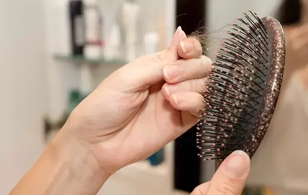 その洗い方、逆効果かも？　ヘアブラシメーカーに聞くブラシの『NG習慣』とは