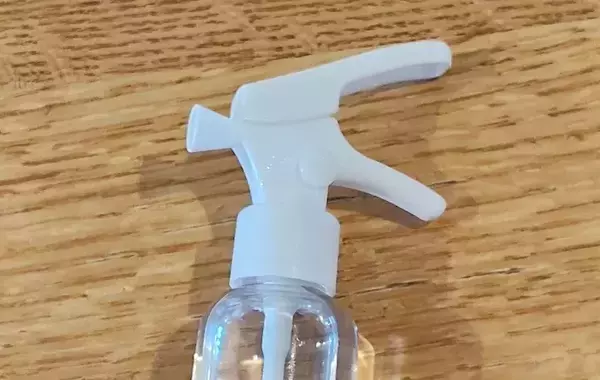 ダイソーで見つけた『スプレーボトル』　虫よけを小分けしたら「荷物が減った」「いつでも使える」