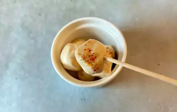 キャンディチーズを『大さじ2杯』に漬けるだけ　七味をかければ「パクパク食べちゃう！」