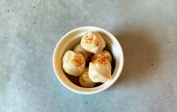 キャンディチーズを『大さじ2杯』に漬けるだけ　七味をかければ「パクパク食べちゃう！」