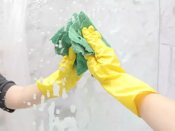 毎日拭いても鏡がくもるのはなぜ？　3つの原因と対処法を掃除メーカーに聞いてみた