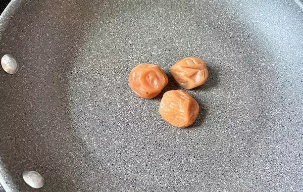 梅干しがひと手間で「まろやかに」　フライパンの上で転がしながら焼くと？