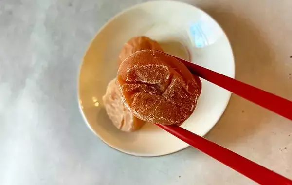 梅干しがひと手間で「まろやかに」　フライパンの上で転がしながら焼くと？