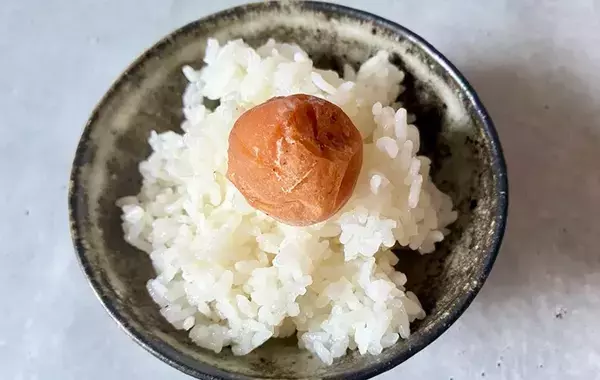 梅干しがひと手間で「まろやかに」　フライパンの上で転がしながら焼くと？