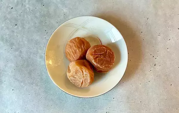 梅干しがひと手間で「まろやかに」　フライパンの上で転がしながら焼くと？
