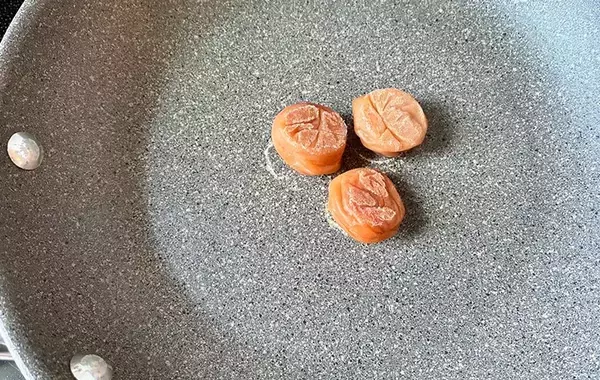 梅干しがひと手間で「まろやかに」　フライパンの上で転がしながら焼くと？