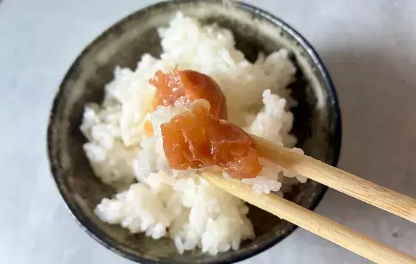 梅干しがひと手間で「まろやかに」　フライパンの上で転がしながら焼くと？