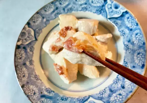 保存袋に鶏むね肉と『梅干し2つ』を入れて…できた一皿に「どんどん食べたくなる！」