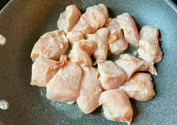 保存袋に鶏むね肉と『梅干し2つ』を入れて…できた一皿に「どんどん食べたくなる！」