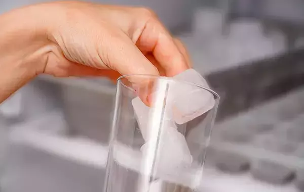 冷蔵庫の氷がくっつくのはなぜ？　メーカーが教える『製氷機の原因』