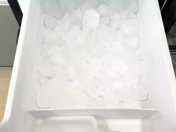 冷蔵庫の氷がくっつくのはなぜ？　メーカーが教える『製氷機の原因』