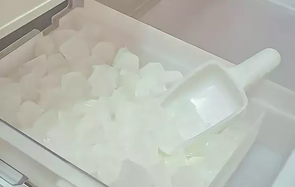 冷蔵庫の氷がくっつくのはなぜ？　メーカーが教える『製氷機の原因』