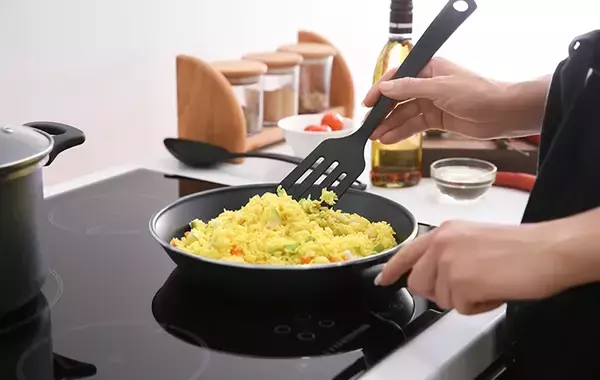 フライ返しが少し破損しても使える？　メーカーが注意点を解説